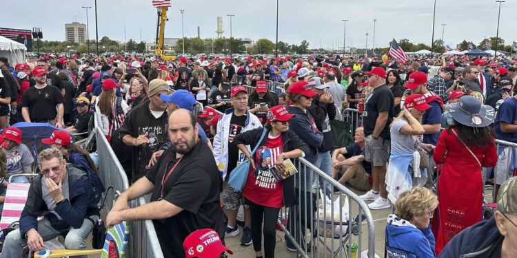 Trump Supporter Fact Checks CNN Reporter During MAGA Boat Floatilla